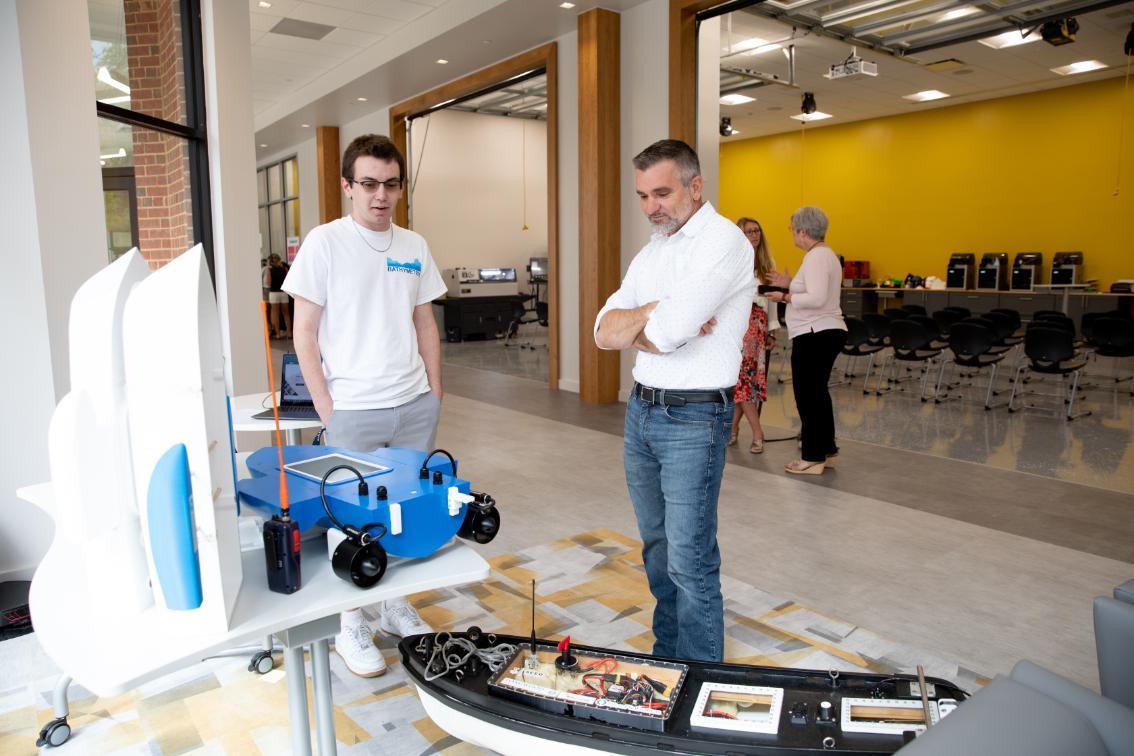 Ben Gettier ’26 chats with state Sen. Luther Cifers, founder of YakAttack at Demo Day